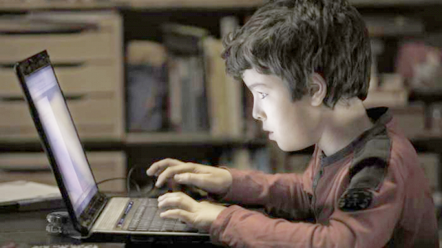 بمعدل 4 ساعات يوميا أيام الدراسة..  75 % من الأطفال يستخدمون الإنترنت في فضاء رقمي محفوف بالمخاطر دون وقاية!